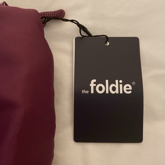 NWT The Foldie Travel Bag in Plum Purple - Picture 3 of 16